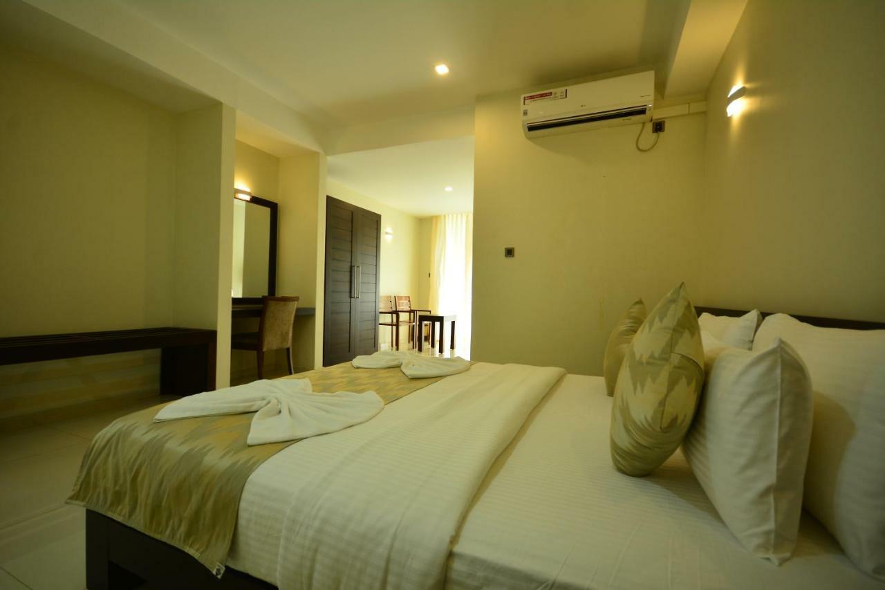 Kethumathee Hotel & Banquet Ratnapura Extérieur photo